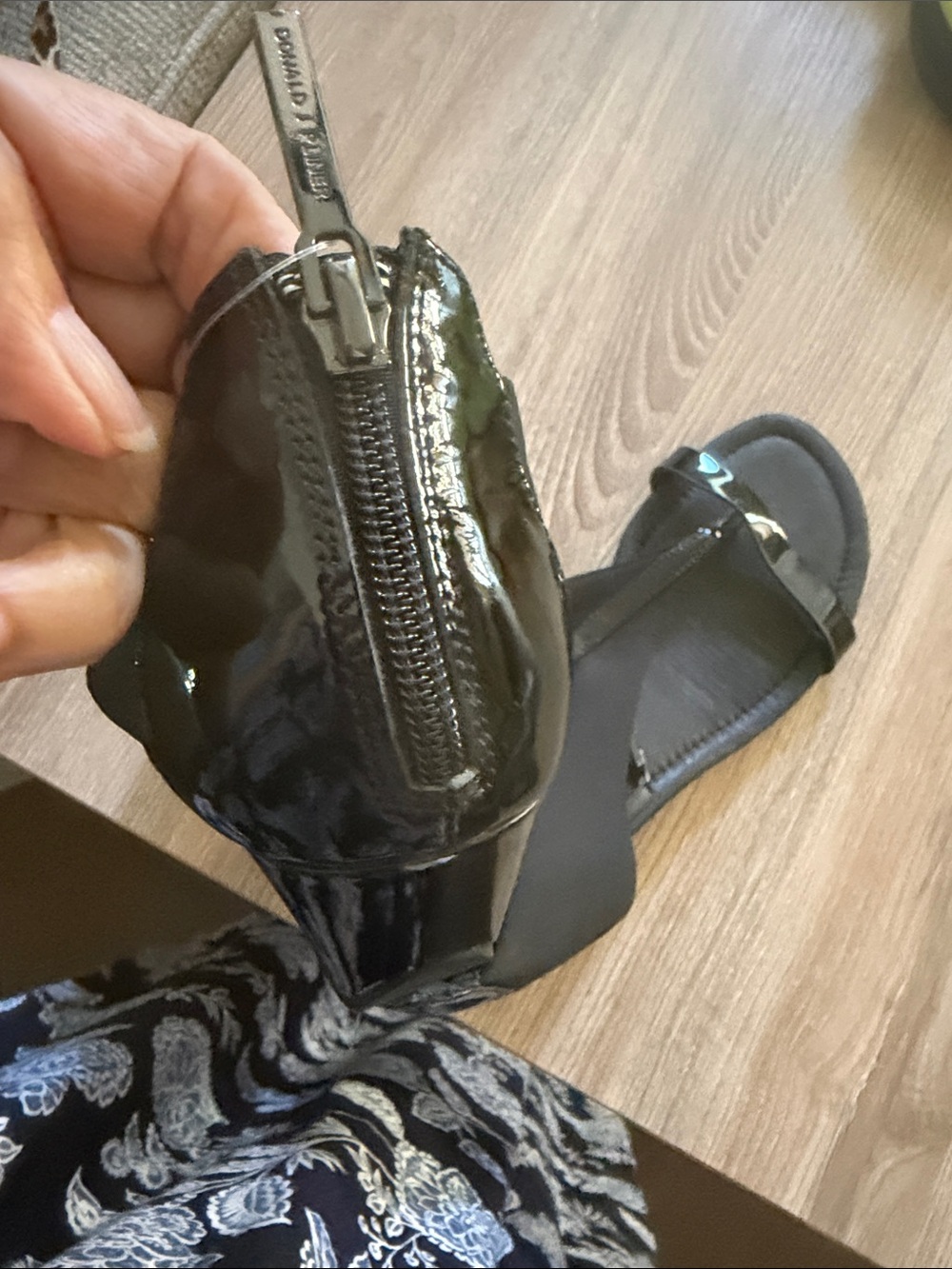 Donald J. Pliner Black Women’s Toe-Post Sandal - Picture 6 of 16